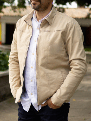 Chaqueta con cuello bordado pectoral